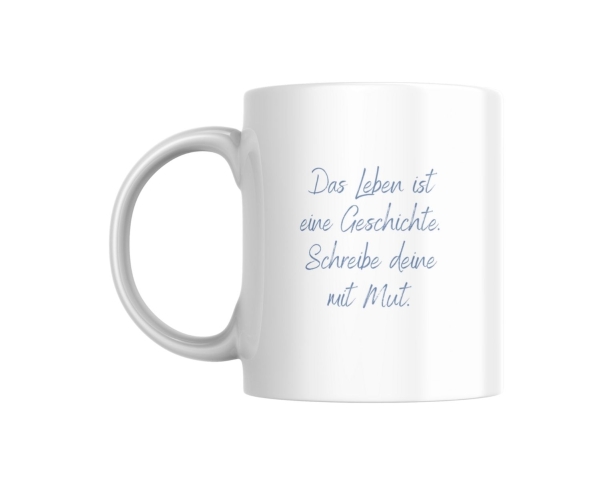 Weiße Keramiktasse mit inspirierendem Zitat in blauer Schrift: „Das Leben ist eine Geschichte. Schreibe deine mit Mut.“ Die elegante Typografie macht diese Tasse zu einem perfekten Geschenk für Schriftsteller, Journalisten und kreative Köpfe, die das Schr